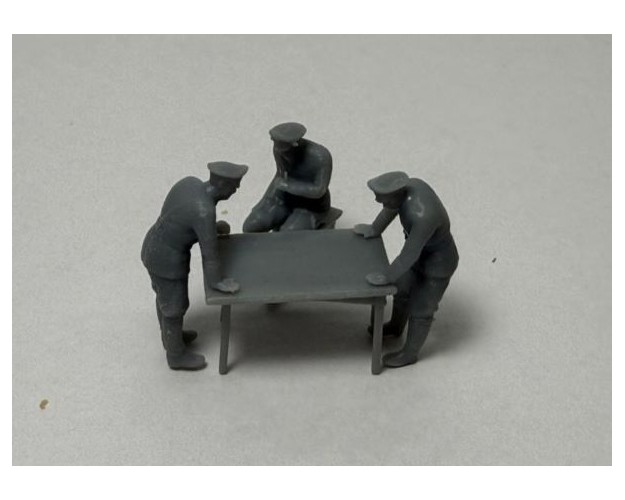 Mesa alemana con 3 figuras