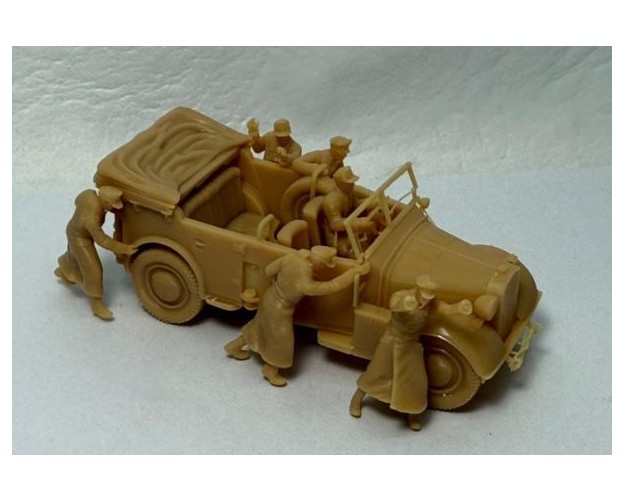 Horch 901 con soldados empujando