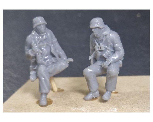 Paracaidistas alemanes sentados (2 figuras)