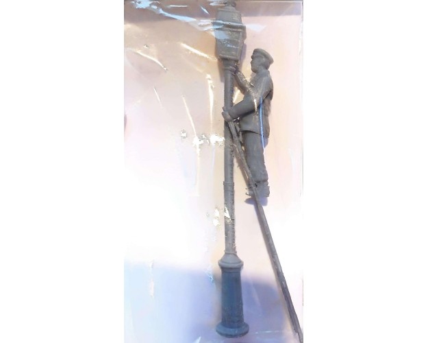 Farola con figura con escalera.