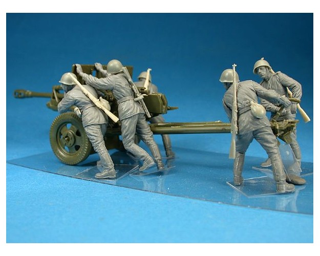 SOVIET ARTILLERY CREW ON MANEUVER