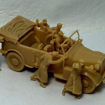 Horch 901 con soldados empujando