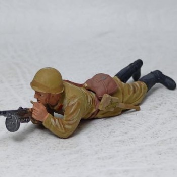 Infante soviético con subfusil PPSH-41 cuerpo a tierra