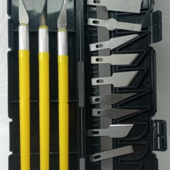 SET DE TRES CÚTER MANGO PLÁSTICO + 10 HOJAS