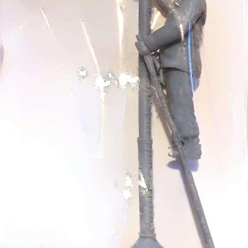 Farola con figura con escalera.